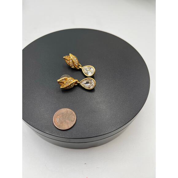 Swarovski Signed Gold Tone Leaf
Crystals Drop Dangles Signed Clip On Earrings - Picture 6 of 8